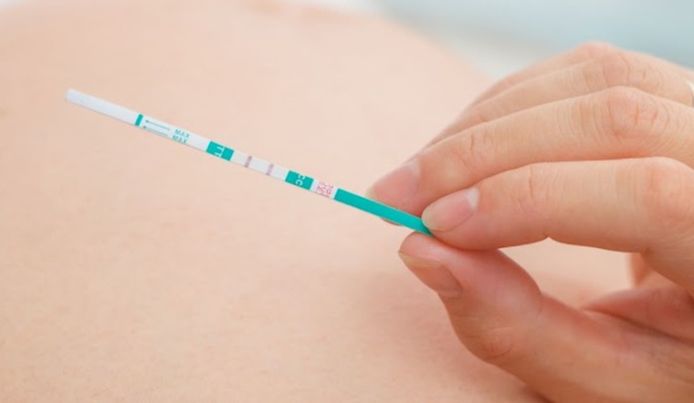 Xét nghiệm thai bằng que thử thai qua nước tiểu