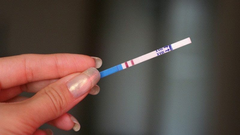 Que thử thai hoạt động thông qua việc phát hiện nồng độ hormone hCG