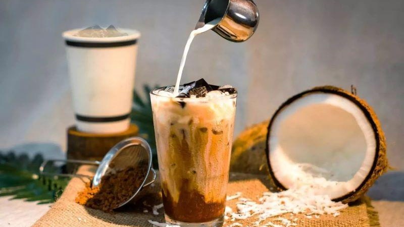 Uống nước dừa cà phê có thể gây đầy bụng khó tiêu ở người bụng yếu