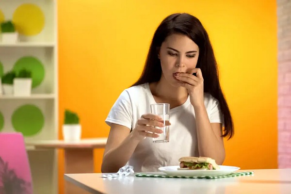 uong-thuoc-khi-bung-doi-co-sao-khong 3.jpg