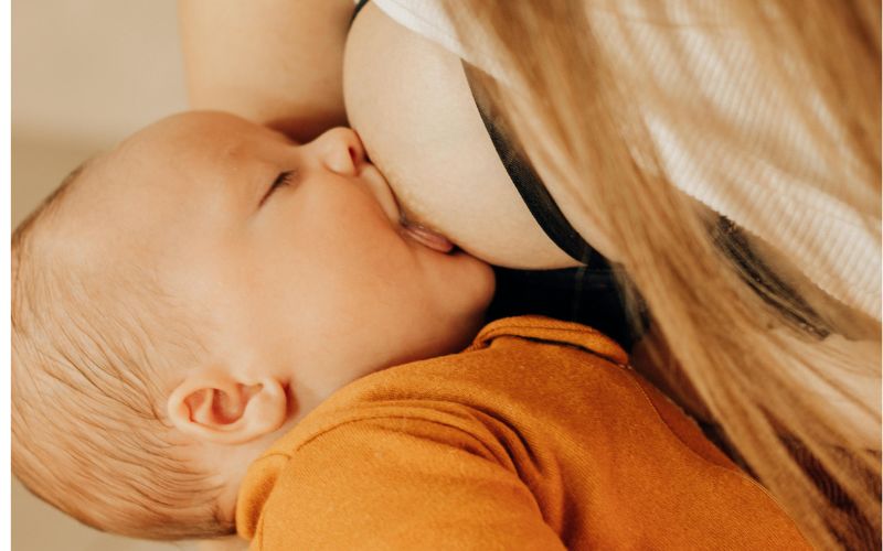 Sữa mẹ cũng chứa vitamin A dạng dễ hấp thu và an toàn cho trẻ