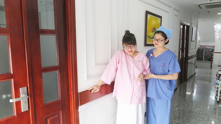 van-dong-sau-sinh-di-lai-nhieu-co-bi-sa-tu-cung-hay-khong 3.jpg