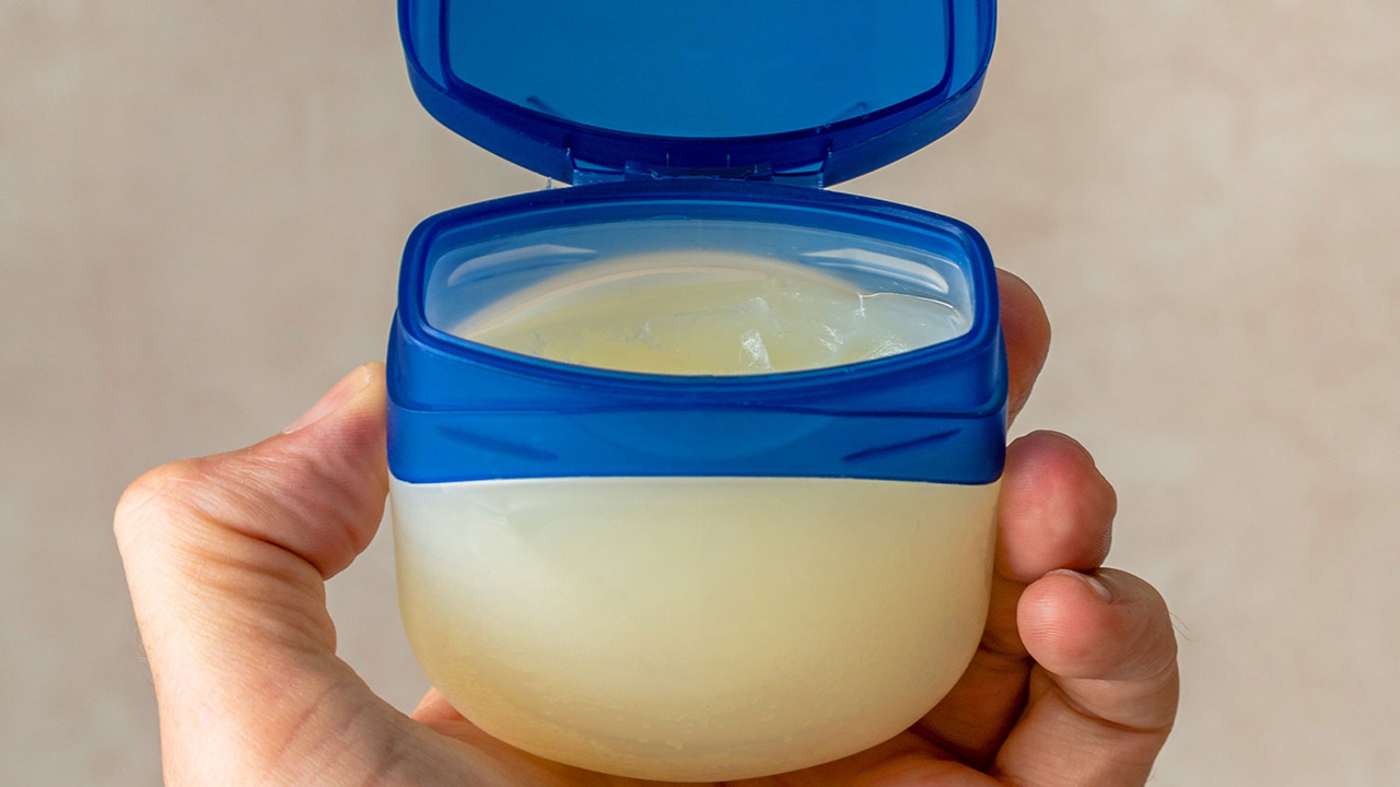 Vaseline là gì? Công dụng của Vaseline trong mỹ phẩm 5
