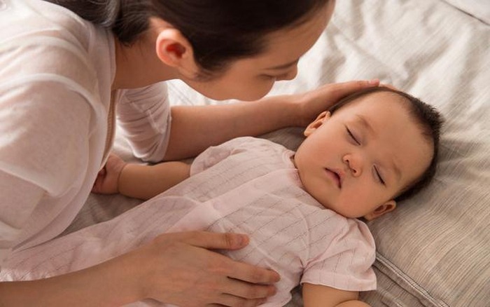 vi-sao-tre-hay-dui-mat-but-tai-khi-ngu 2.jpg