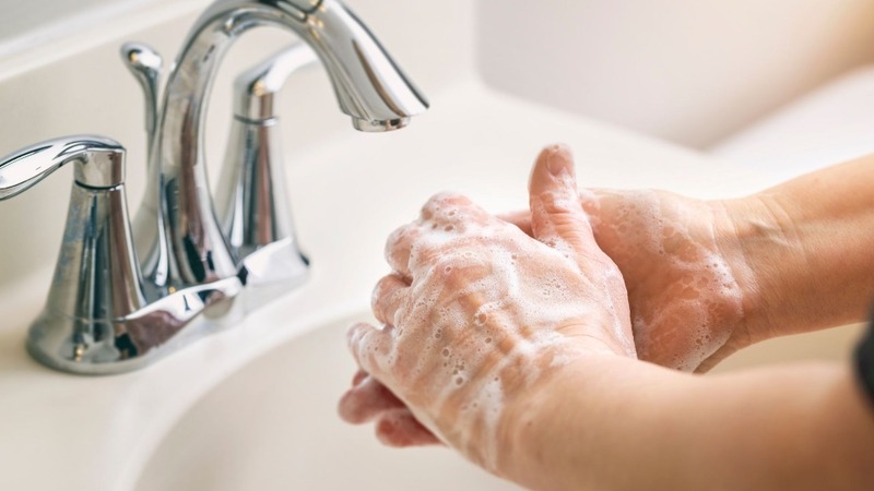 Rửa tay sạch sẽ và tránh dụi tay lên mắt