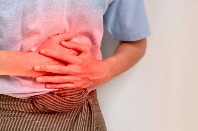 Đầy bụng khó tiêu là những triệu chứng có thể gặp ở những người bị viêm teo niêm mạc dạ dày