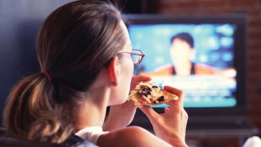 vừa ăn vừa xem TV 1