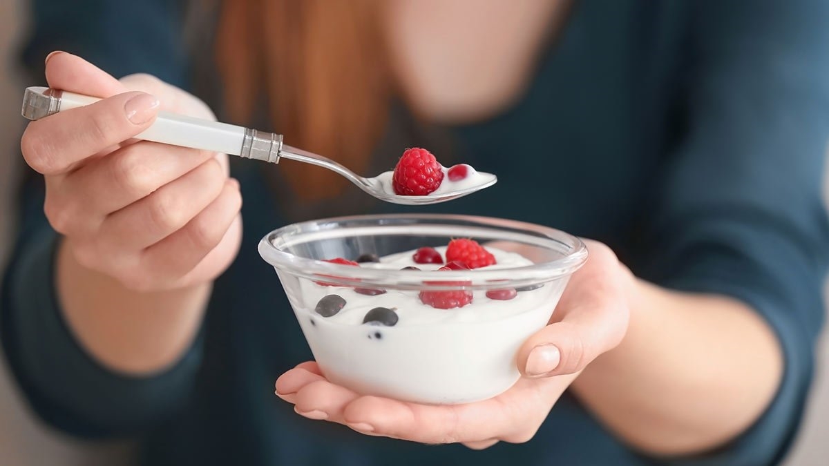 Làm thế nào để uống sữa chua an toàn sau xăm môi?