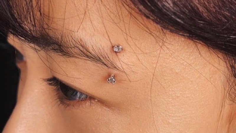 Xỏ khuyên chân mày có nguy hiểm không? Cách chăm sau xỏ 3