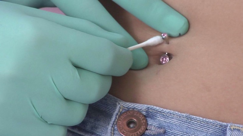 Xỏ khuyên rốn có đau không? Bao lâu thì lành? 1